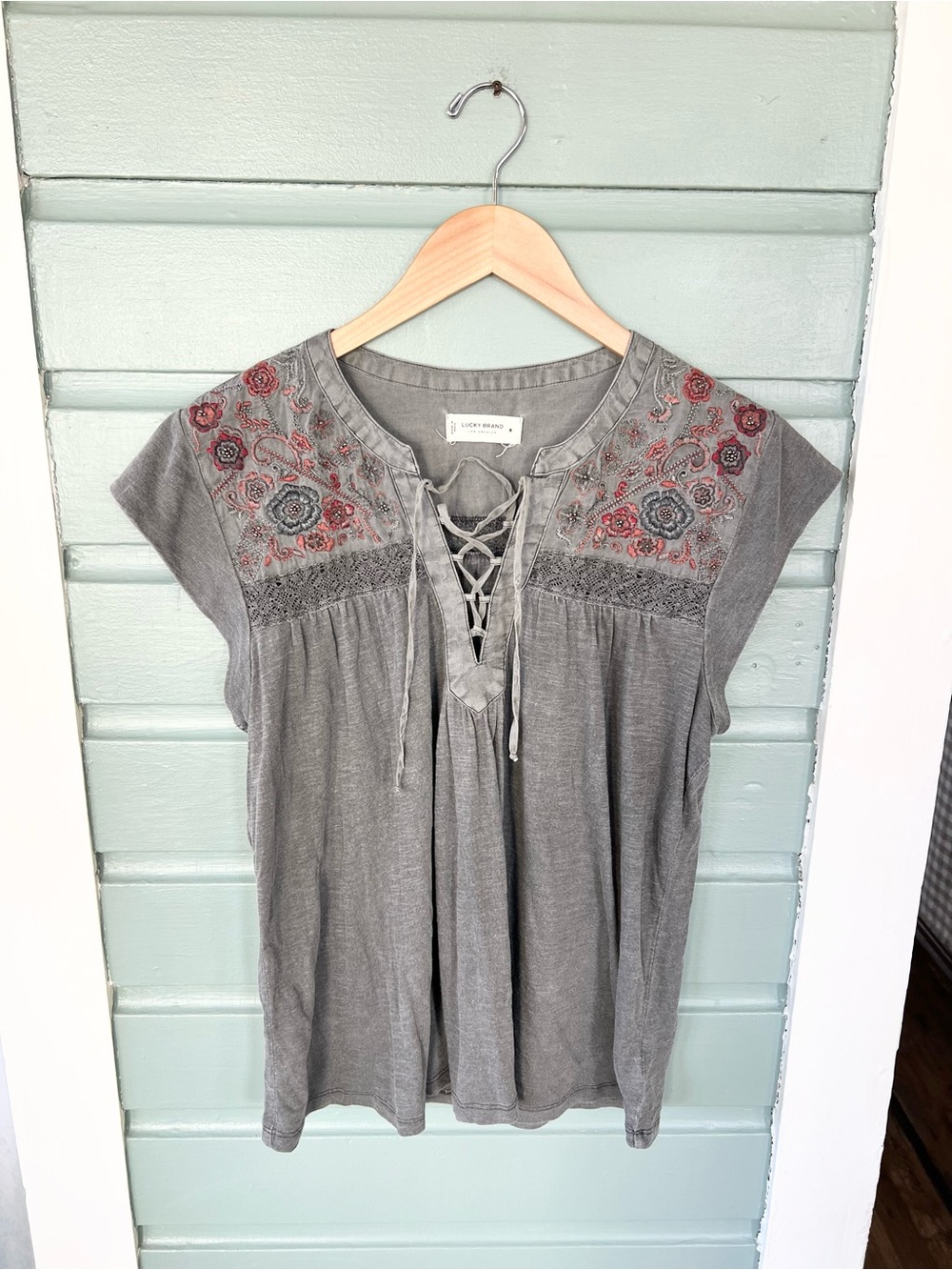 Lucky brand grey short sleeve bohemian embroidered top size medium fall casual
